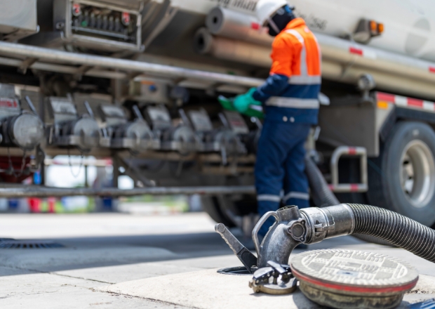タンクローリー薬品立会の様子